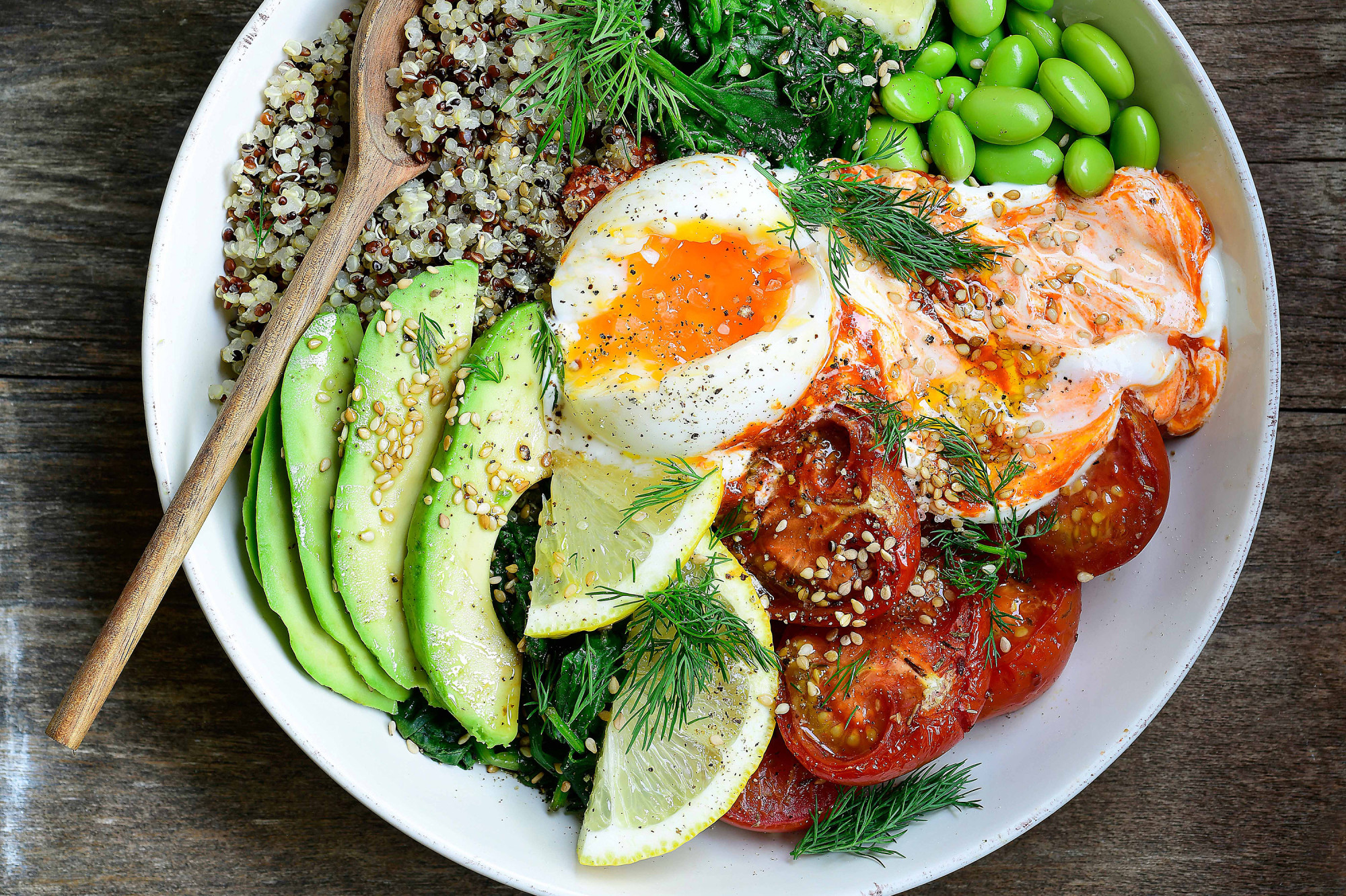 Hartige ontbijtbowl met quinoa en een eitje